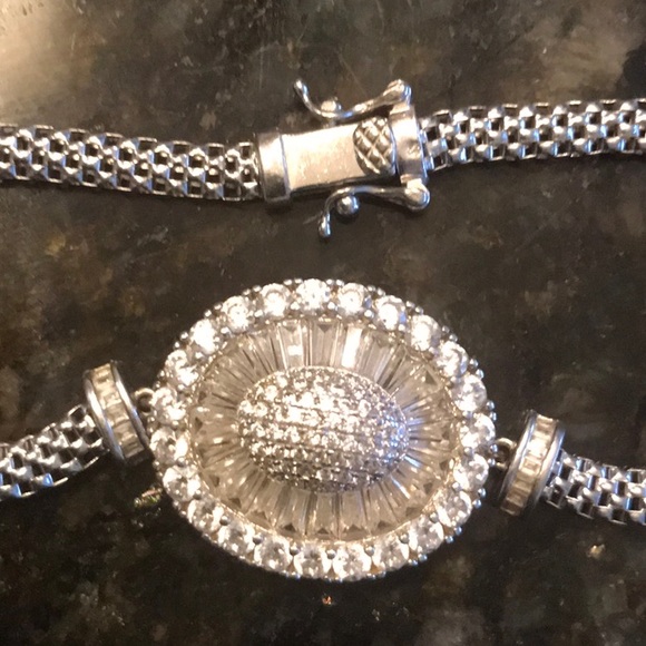 Older (Vintage?) Sterling Silver Bracelet with Oval of CZ? Very Well Made - Picture 6 of 6